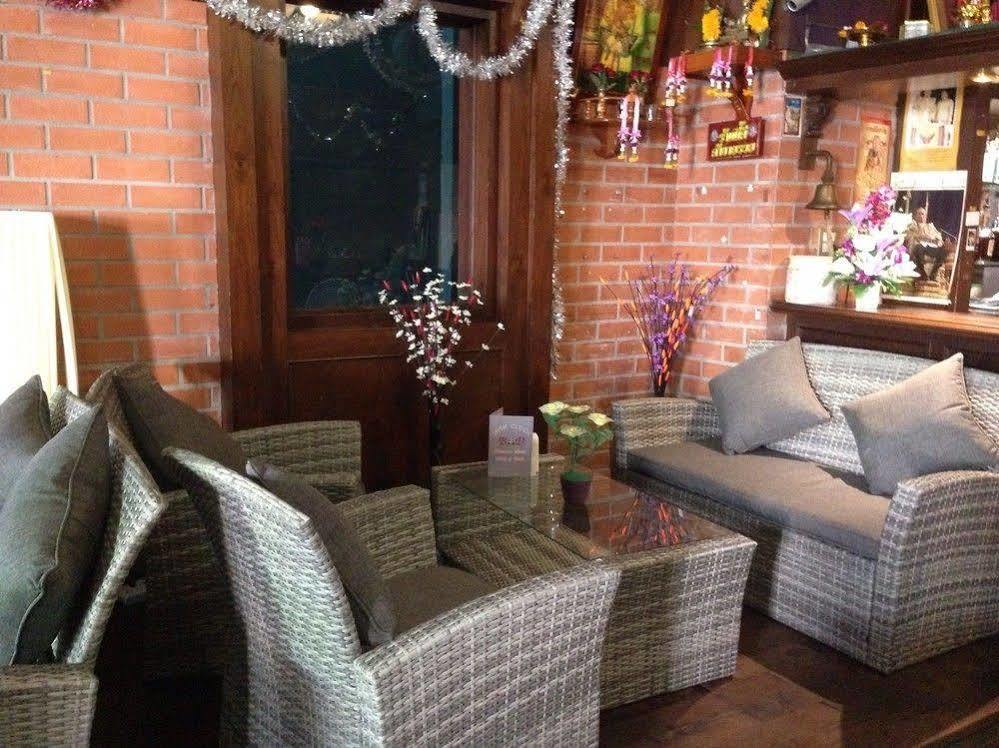 The Irish Clock Hotel Удон Тани Екстериор снимка