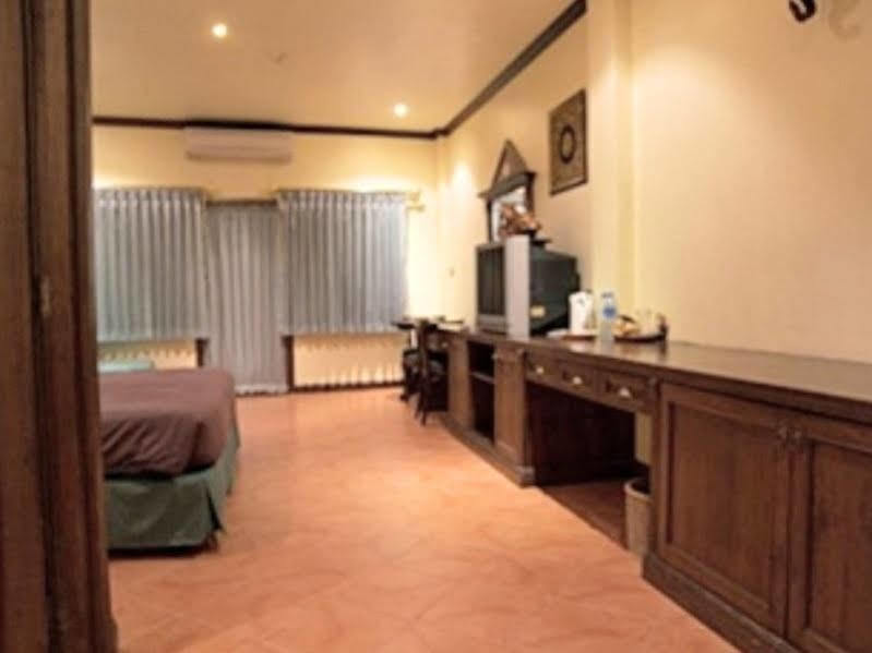 The Irish Clock Hotel Удон Тани Екстериор снимка