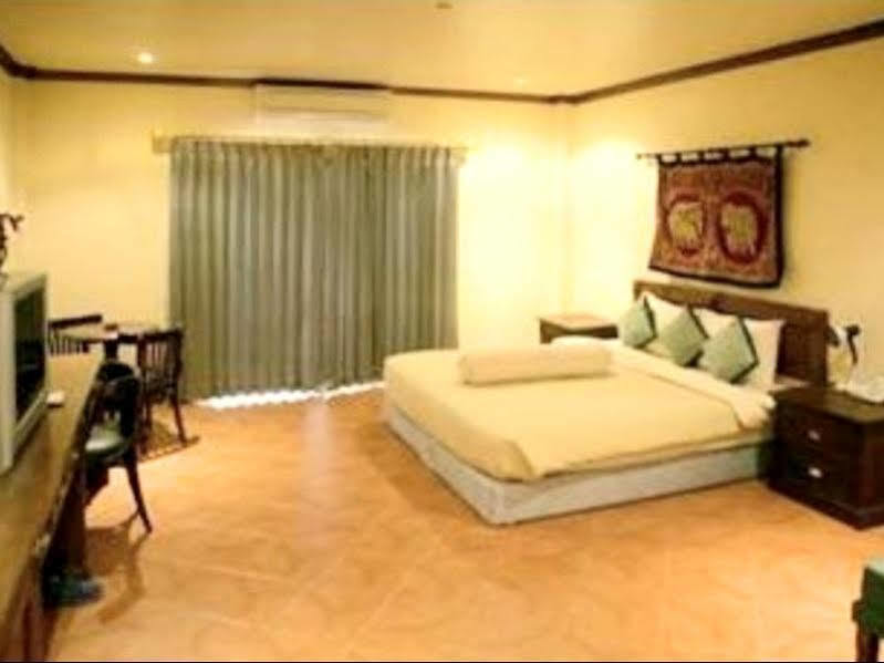 The Irish Clock Hotel Удон Тани Екстериор снимка