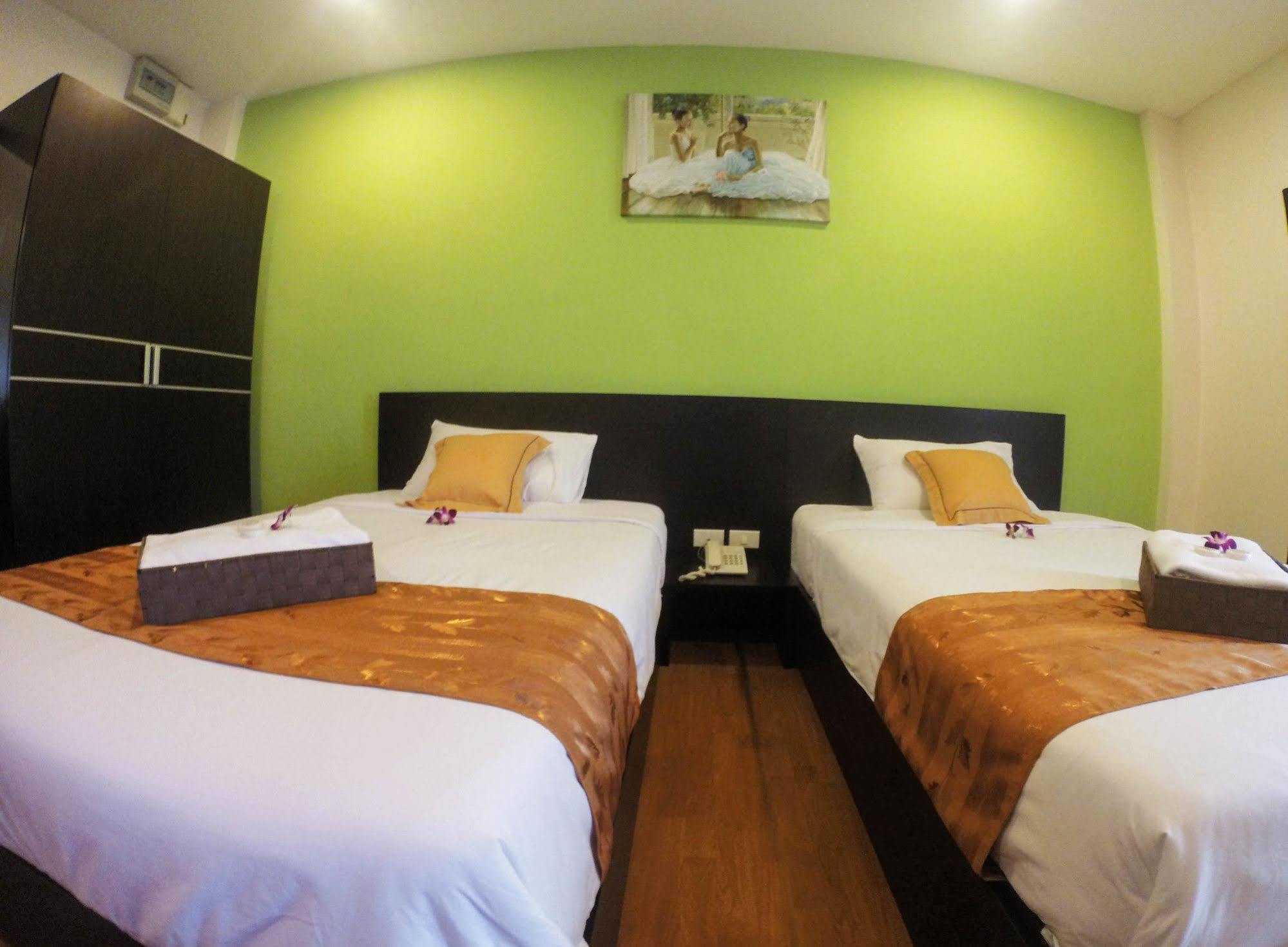 The Irish Clock Hotel Удон Тани Екстериор снимка