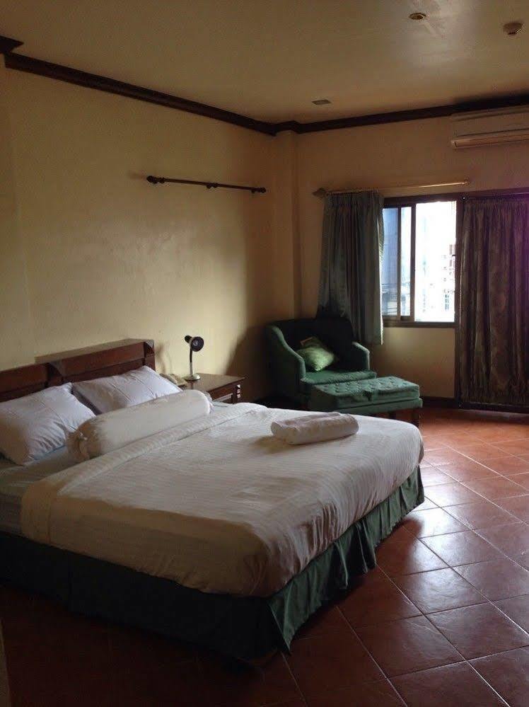 The Irish Clock Hotel Удон Тани Екстериор снимка