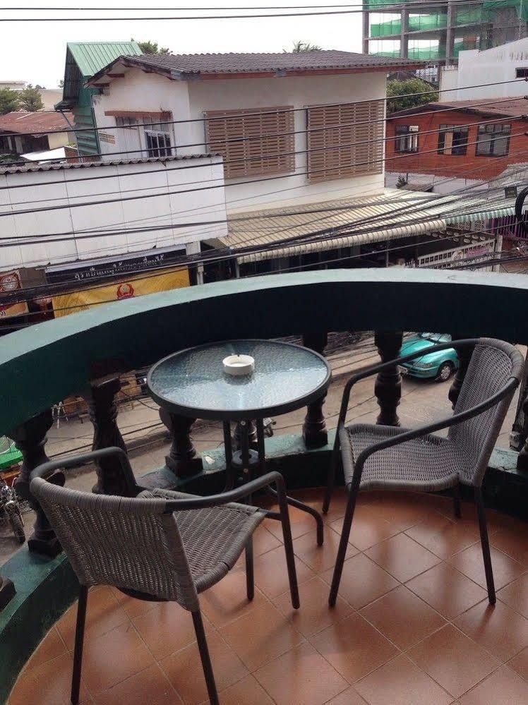 The Irish Clock Hotel Удон Тани Екстериор снимка