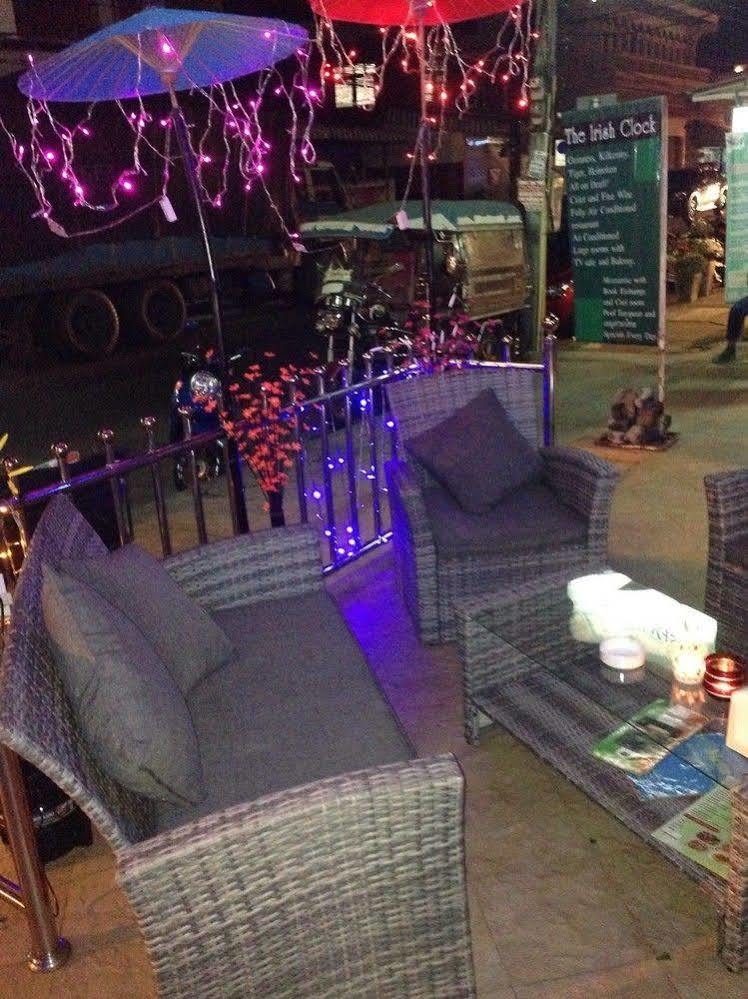 The Irish Clock Hotel Удон Тани Екстериор снимка